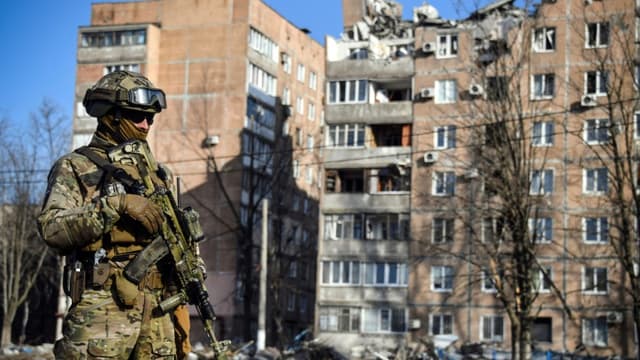 https://images.bfmtv.com/MZvil9bGEQhBrZXNXHn5j6M4M4s=/0x73:768x505/640x0/images/Un-soldat-russe-face-a-un-immeuble-en-partie-detruit-a-Donetsk-capitale-de-la-republique-auto-proclamee-du-meme-nom-le-11-avril-2022-1391106.jpg