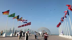 Les drapeaux des pays déjà qualifiés pour le Mondial qatari flottent sur la cornice de Doha, le 3 février 2022 