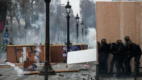 Des policiers sur les Champs-Elysées. 