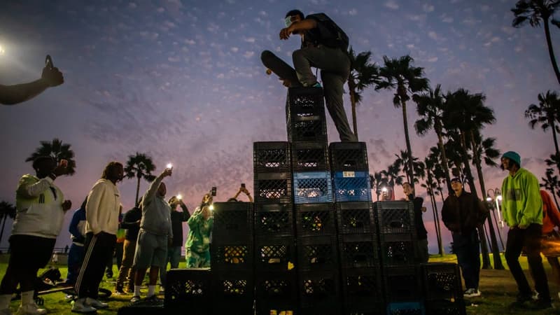 Des jeunes s'essayant au "Milk Crate Challenge" dans le quartier de Venice à Los Angeles (États-Unis) le 24 août 2021.