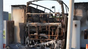 Un bus calciné après une rixe entre supporters de l'OL et du PSG, quelques heures avant la finale de la Coupe de France samedi 25 mai 2024. 