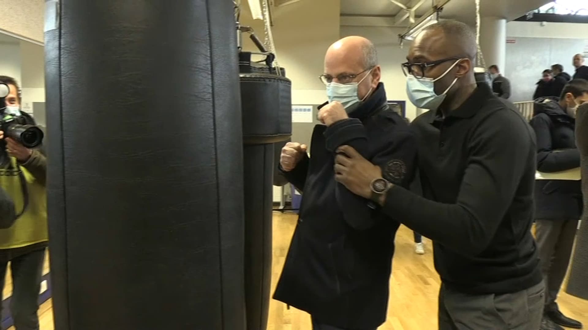 on a support visit to INSEP, Blanquer tests himself in boxing