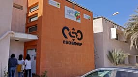 Le logo du groupe NSO, fabricant du logiciel espion Pegasus, sur la façade d'un bâtiment, le 8 février 2022 dans la vallée Arava, dans le sud d'Israël