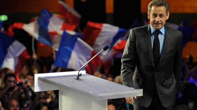 Surfant sur des sondages qui lui sont moins défavorables, Nicolas Sarkozy a raillé vendredi tout au long d'un déplacement dans l'agglomération de Besançon ses adversaires socialistes, leur candidat François Hollande en tête, assimilés à un "petit club" de