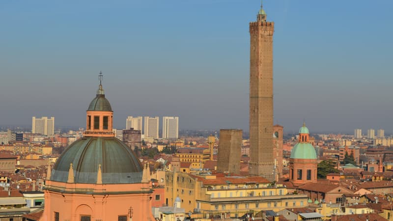 Les "deux tours" surplombant la ville de Bologne (illustration).