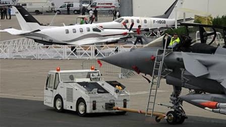 Les commandes record devraient se succéder cette année au 49e salon du Bourget, première vitrine mondiale de l'aéronautique, qui se tiendra du 20 au 26 juin avec un nombre record de 2.100 exposants. /Photo prise le 17 juin 2011/REUTERS/Pascal Rossignol