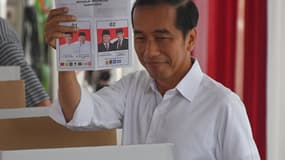 Joko Widodo bulletin de vote à la main