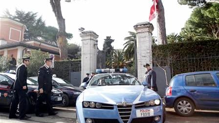Devant l'entrée de l'amabassade de Suisse à Rome. La police italienne a entrepris des vérifications dans toutes les ambassades et tous les consulats de Rome après des explosions qui ont fait deux blessés dans les ambassades de Suisse et du Chili. /Photo p