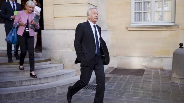Le ministre du Travail, François Rebsamen, quittant l'hôtel Matignon à Paris le 12 mai 2015.
