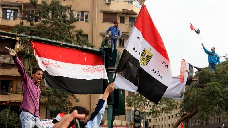 Manifestants sur des barricades autour du ministère de l'Intérieur, près de la place Tahrir. Malgré la promesse de l'armée égyptienne de créer un gouvernement de "salut national", les contestataires qui ont repris ces derniers jours la place Tahrir au Cai