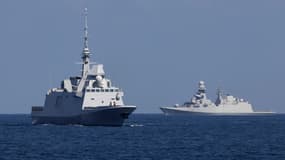 La frégate française Languedoc et la frégate italienne frigate Alpino en patrouille en mer Rouge.