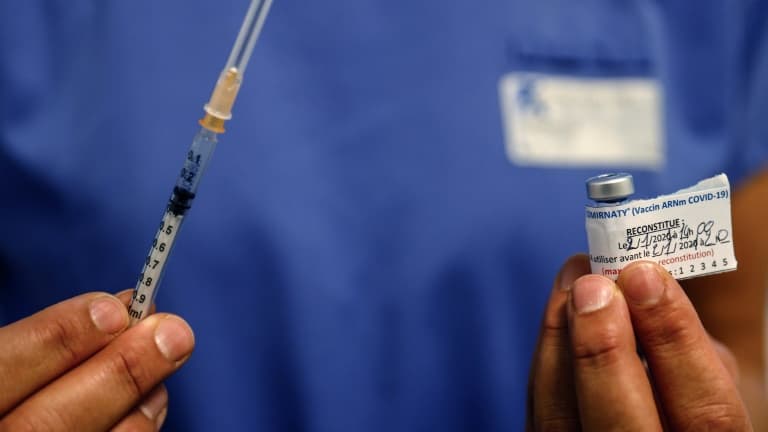 Une dose du vaccin de Pfizer-BioNTech contre le Covid-19, le 2 janvier 2021 dans un hôpital parisien