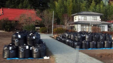Près de trois mois après la catastrophe de Fukushima, il rste encore beaucoup de zones à décontaminer, comme ici ces sacs remplis de terre radioactive.