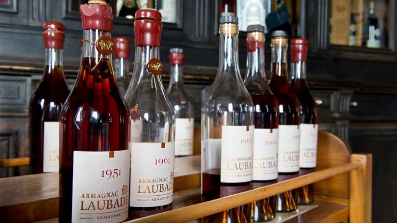 Vieilles bouteilles d'Armagnac du château de Laubade, dans le Gers. Marque de fabrique de l'armagnac sur le marché des spiritueux, le millésime est devenu un argument de vente pour la célèbre eau-de-vie gasconne, qui mise sur ces bouteilles datées pour sé