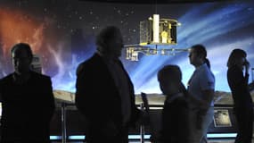 Des visiteurs devant la réplique de Philae, à la Cité de l'Espace, à Toulouse.
