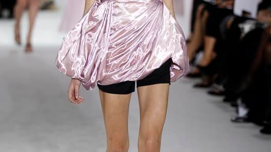 Pour sa première collection de prêt-à-porter Dior, le nouveau directeur artistique, Raf Simons, a dévoilé un vestiaire court et épuré. Il s'est amusé notamment à déconstruire la pièce incontournable qu'est l'emblématique veste Bar, en proposant des variat
