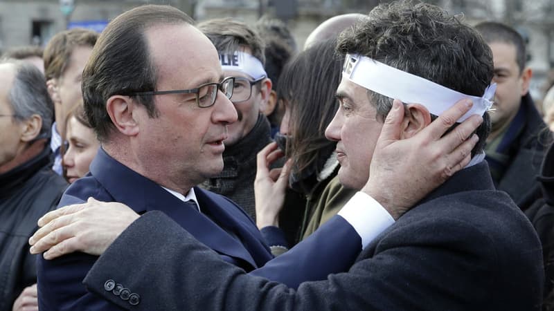 François Hollande et l'urgentiste Patrick Pelloux, chroniquer à Charlie Hebdo, se sont longuement entretenus chaleureusement, ce dimanche, au cours de la marche républicaine géante à Paris.