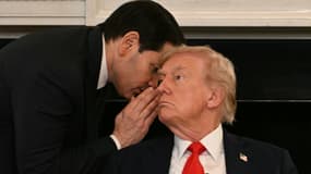 Le secrétaire d'État américain Marco Rubio chuchote à l'oreille du président Donald Trump, le 8 octobre 2025.