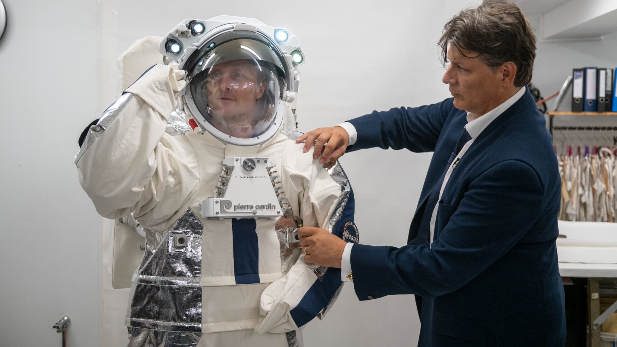 La combinaison de Pierre Cardin portée par l’astronaute Matthias Maurer en compagnie de Rodrigo Basilicati-Cardin, CEO de la maison, 9 septembre 2024 La combinaison de Pierre Cardin portée par l’astronaute Matthias Maurer en compagnie de Rodrigo Basilicati-Cardin, CEO de la maison, 9 septembre 2024