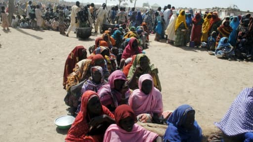 Le 2 février 2017, des déplacés, majoritairement des femmes et des enfants, attendent une distribution de nourriture dans un camp de Dikwa Le 2 février 2017, des déplacés, majoritairement des femmes et des enfants, attendent une distribution de nourriture dans un camp de Dikwa