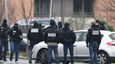 La police reconstitue le crime d'Aurélie Chatelain, à Villejuif, en mars dernier, commis par Sid Ahmed Glam. Ce dernier projetait un attentat contre une église de la ville.
