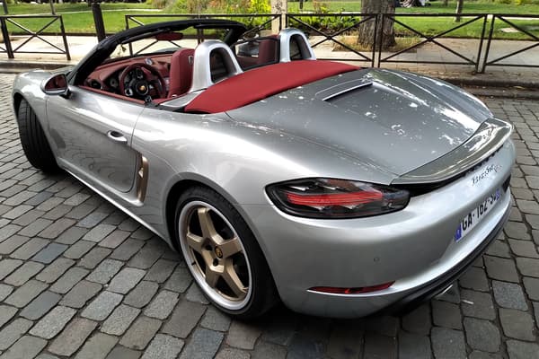 This limited edition takes up typical colors of the first generation of Boxster.