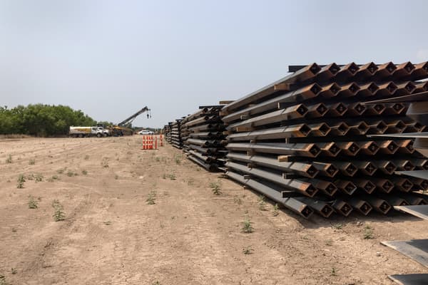 Des poteaux en acier inutilisés reposent près d'une partie du mur frontalier inachevé à la frontière entre les États-Unis et le Mexique, le 14 avril 2021 à La Joya (Texas). Des poteaux en acier inutilisés reposent près d'une partie du mur frontalier inachevé à la frontière entre les États-Unis et le Mexique, le 14 avril 2021 à La Joya (Texas).