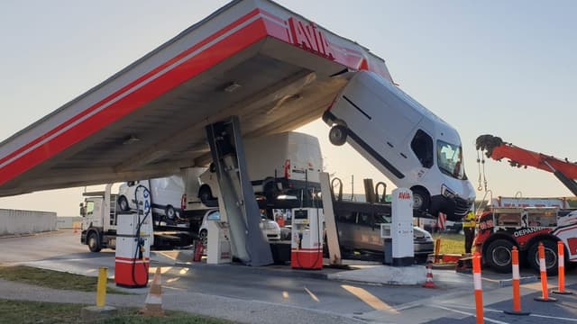 Un camion s'encastre sous le toit d'une station-service de la Marne.