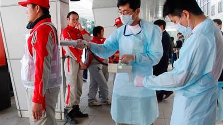 Contrôle de radioactivité sur des secouristes de la Croix-Rouge à Nagahama, dans le nord-est du Japon. La crise nucléaire provoquée au Japon par le séisme et le tsunami de vendredi apporte un nouveau souffle aux opposants de la filière nucléaire en Europe