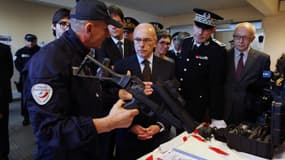 Bernard Cazeneuve lors d'une visite dans les locaux de la BAC, à Rouen, le 30 octobre 2015. (photo d'illustration)