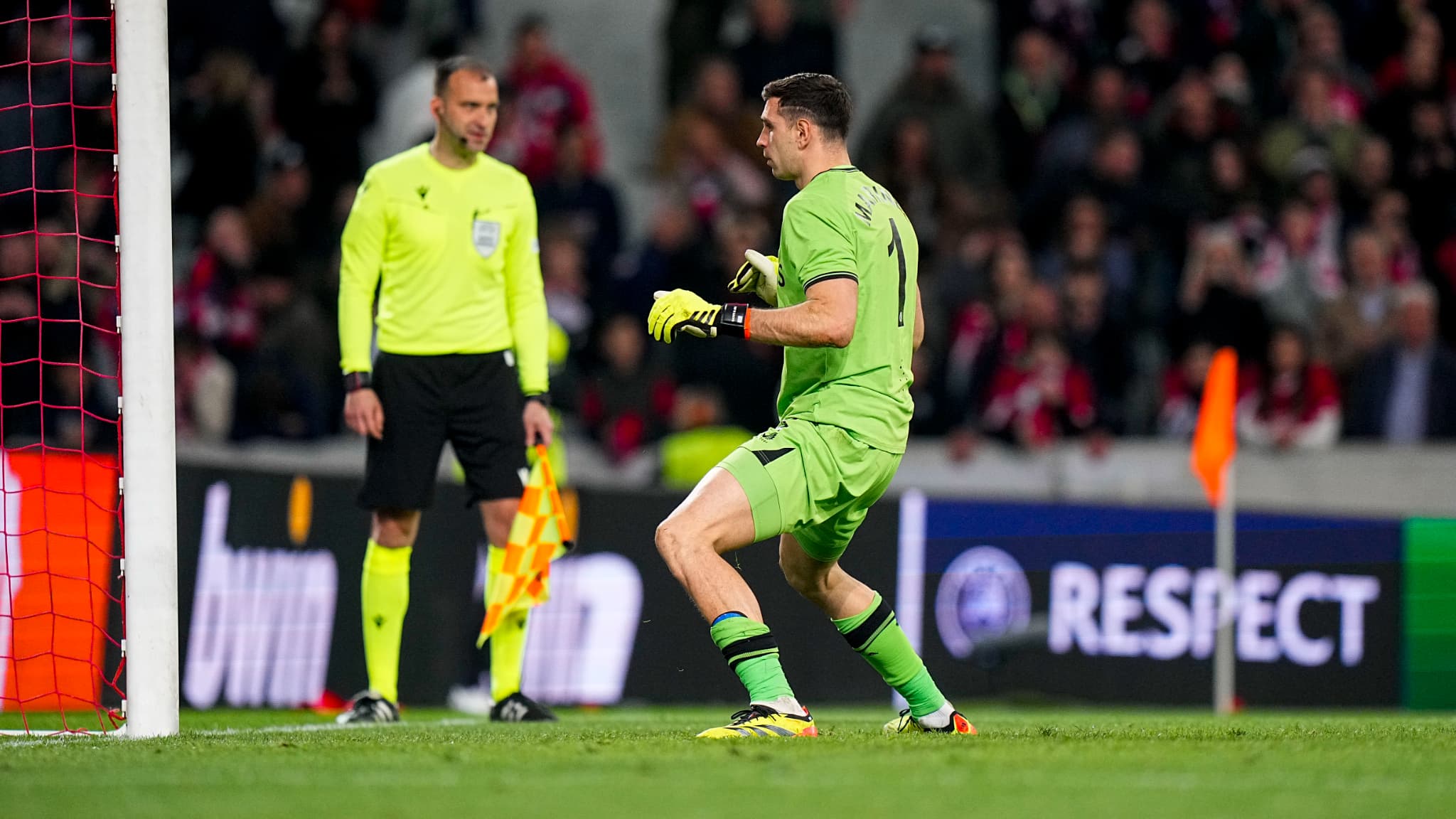 Unai Emery Défend Emiliano Martinez Contre Les Provocations Du Public ...