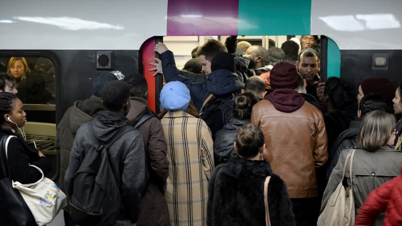 Des personnes tentant de rentrer dans un RER pendant la grève (photo d'illustration)
