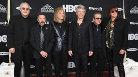 Alec John Such, deuxième en partant de la gauche, et le groupe Bon Jovi le jour de leur intronisation au Rock and Roll Hall of Fame