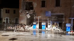 Une station essence détruite dans le village de Visso, dans le centre de l'Italie, après les secousses du 26 octobre. 
