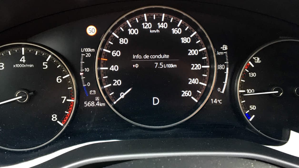 Cette Mazda 3, sur notre version ‘Exclusive’, se montre globalement, très bien équipée, avec notamment une vision 360°, des phares à LED adaptatifs très efficaces en mode automatique, ou encore la reconnaissance d’obstacle en marche avant et arrière (de série dès le 2e niveau de finition). Cette Mazda 3, sur notre version ‘Exclusive’, se montre globalement, très bien équipée, avec notamment une vision 360°, des phares à LED adaptatifs très efficaces en mode automatique, ou encore la reconnaissance d’obstacle en marche avant et arrière (de série dès le 2e niveau de finition).