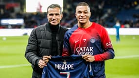 Pauleta remet à Mbappé le maillot du "Top Scoreur" avant le match face à Monaco