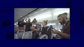 Le groupe NALU a décidé d'improviser un concert dans un avion.