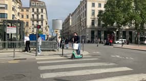 Un usager de trottinette à Lyon.