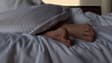 Une personne qui dort dans un lit (illustration)