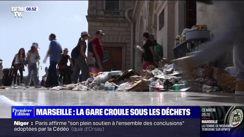 À Marseille, la gare Saint-Charles croule sous les déchets en raison d'une grève des agents de nettoyage