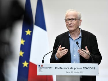 Alain Fischer "Monsieur Vaccin" lors d'une conférence de presse à Paris, le 25 février 2021