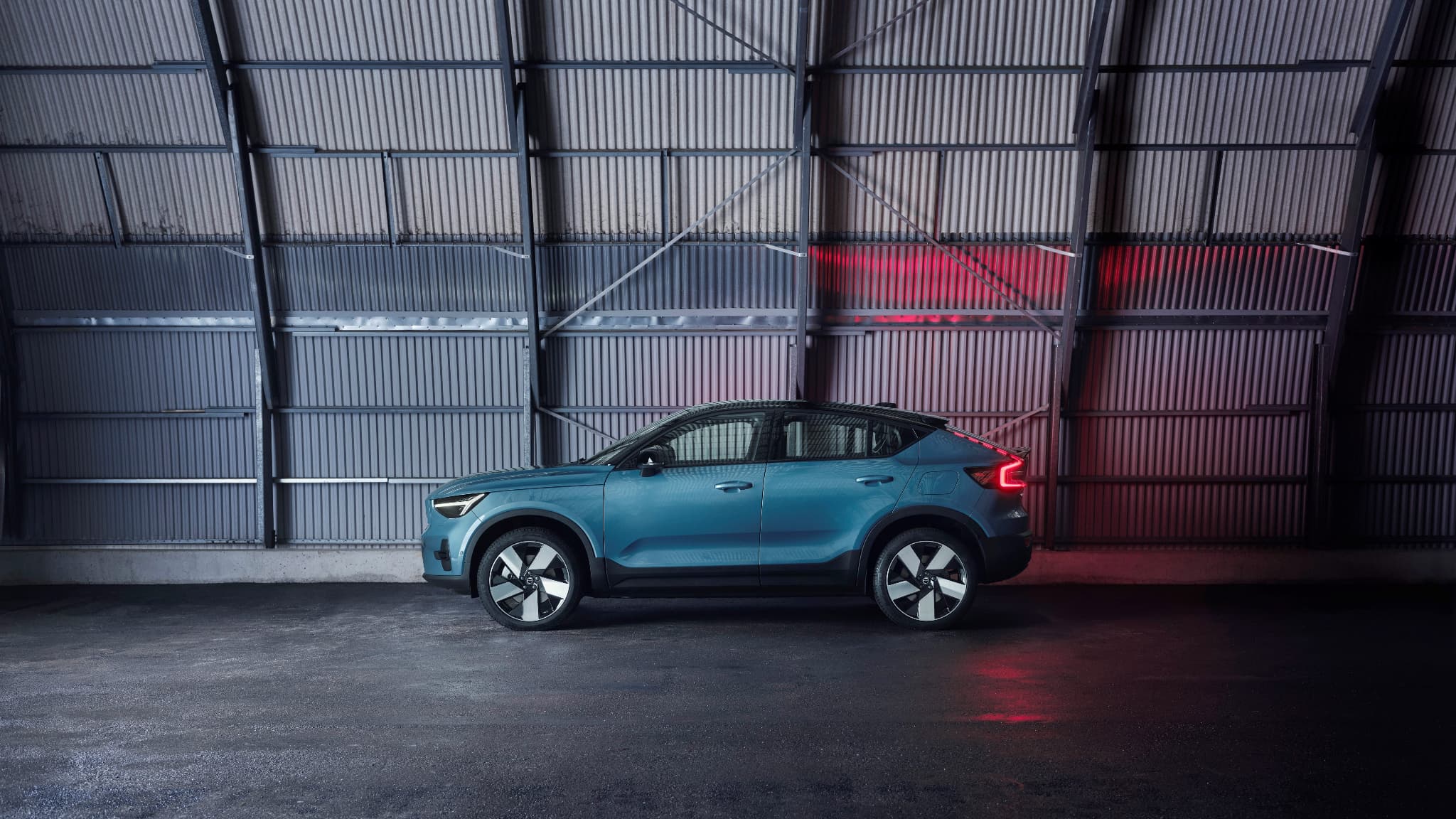 Volvo a dévoilé ce mardi son 2e véhicule électrique, le C40 Recharge, un SUV coupé.