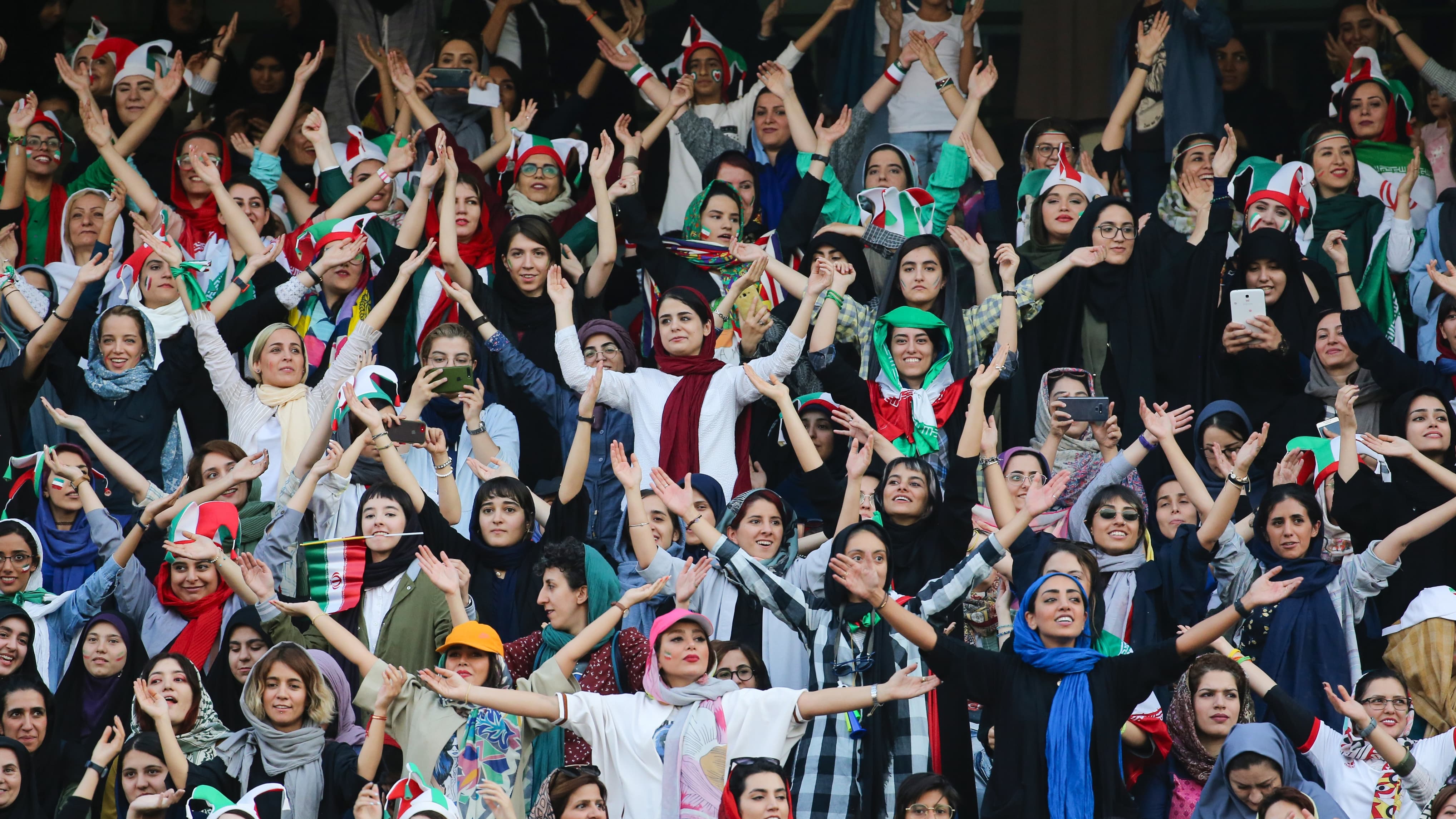 Des supportrices iraniennes lors du match de football masculin Iran-Cambodge