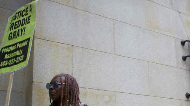 Le 23 juin 2016 à Baltimore, plusieurs personnes manifestent devant le tribunal, avant le rendu du verdict concernant le procès du policier ayant tué Freddie Gray.