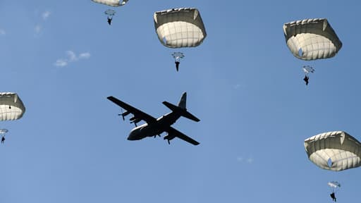 Plus de 900 parachutistes ont sauté dimanche au dessus de Sainte-Mère-Église, dans la Manche,