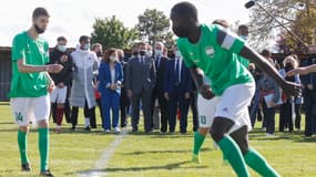 Des jeunes footballeurs devant Emmanuel Macron