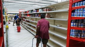 De nombreuses enseignes affichent des rayons vides en Nouvelle-Calédonie depuis le début des émeutes, quand d'autres commerces ont été pillés ou incendiés. 