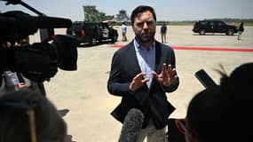 Le vice-président américain JD Vance s'exprime avant son départ d'Agra (Inde), le 23 avril 2025, après une visite du Taj Mahal avec sa famille.