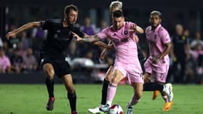 Lionel Messi accroché par Jack Maker lors du match Inter Miami-Nashville (0-0, 29e journée de MLS), le 30 août 2023