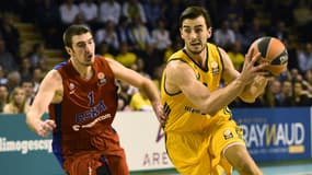 Nando De Colo (CSKA Moscou) face à Leo Westermann (Limoges CSP)